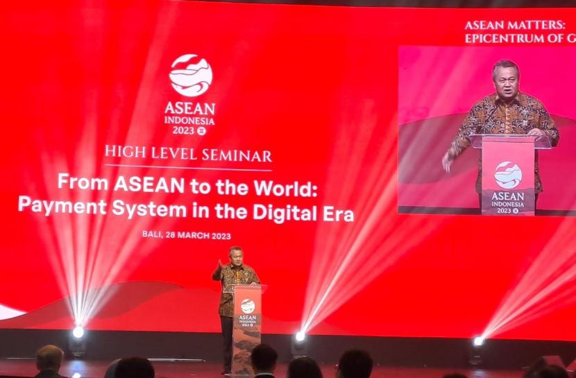 Gubernur Bank Indonesia Perry Warjiyo memberikan keynote speech dalam High Level Seminar From ASEAN to the World: Payment System in The Digital Era di Bali, Selasa (28/3/2023).  