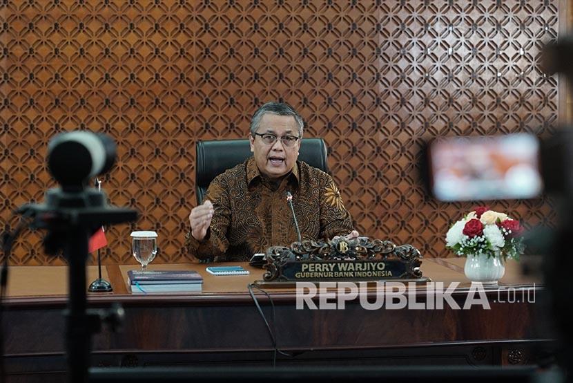 Gubernur Bank Indonesia Perry Warjiyo menyampaikan hasil Rapat Dewan Gubernur BI  melalui siaran live streaming di Jakarta,  Kamis, (18/6).