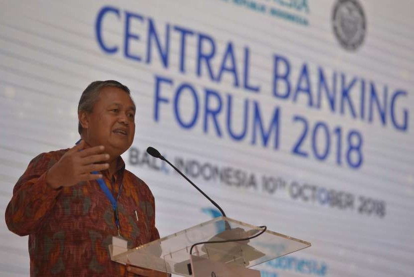 Gubernur Bank Indonesia Perry Warjiyo menyampaikan pandangannya dalam sesi Central Banking Forum 2018 pada Pertemuan Tahunan IMF - World Bank Group 2018 di Nusa Dua, Bali, Rabu (10/10).