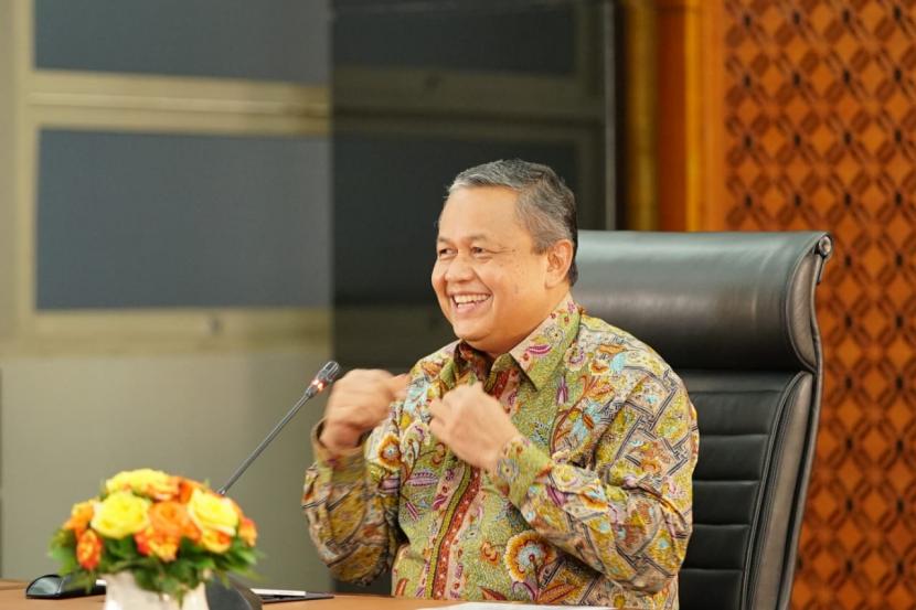 Gubernur Bank Indonesia, Perry Warjiyo menyampaikan perkembangan ekonomi terbaru dalam konferensi virtual, Rabu (22/4). 