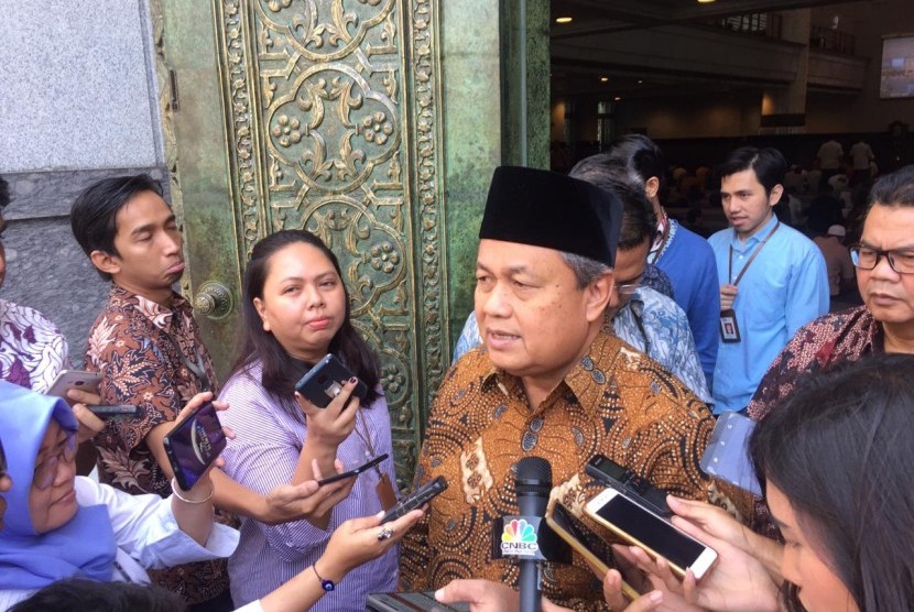 Gubernur Bank Indonesia, Perry Warjiyo menyampaikan update moneter setelah Shalat Jumat (31/5) di Masjid BI, Jakarta Pusat. 