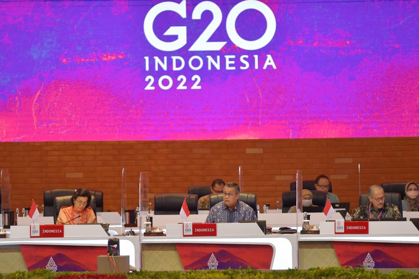 Gubernur Bank Indonesia Perry Warjiyo (tengah) bersama Menteri Keuangan Sri Mulyani Indrawati (kiri) dan Deputi Gubernur Bank Indonesia Dody Budi Waluyo (kanan) menyampaikan sambutan pada pertemuan hari kedua Menteri Keuangan dan Gubernur Bank Sentral (FMCBG) G20 di Nusa Dua, Bali, Sabtu (16/7/2022). Pertemuan pada hari kedua tersebut untuk melanjutkan pembahasan sejumlah agenda terkait ekonomi global dan keuangan.