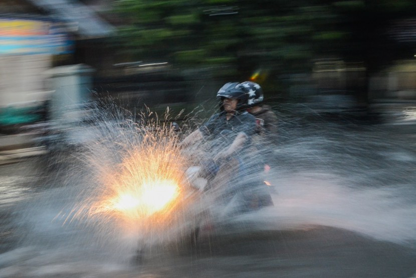 Kendaraan menerjang banjir di Panyileukan, Bandung, Jawa Barat, Jumat (3/5/2019). 