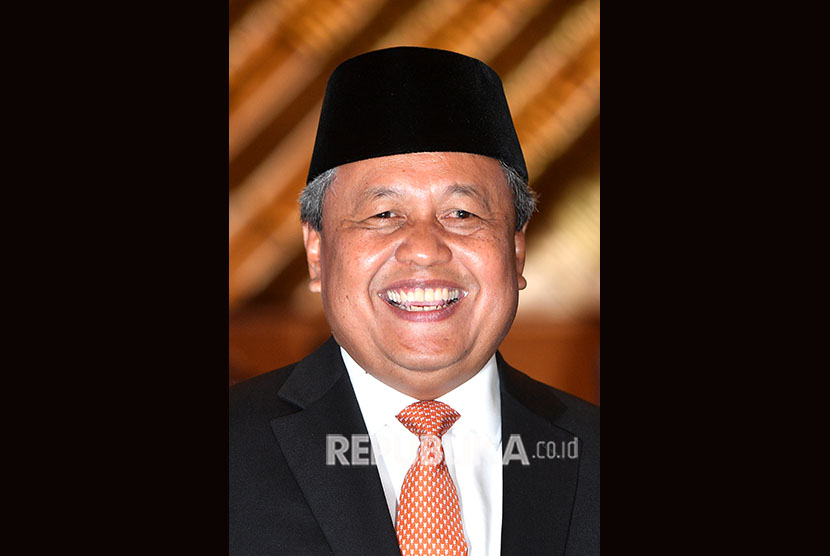 Gubernur Bank Indonesia Perry Warjiyo usai pelantikannya di Mahkamah Agung, Jakarta, Kamis (24/5). 