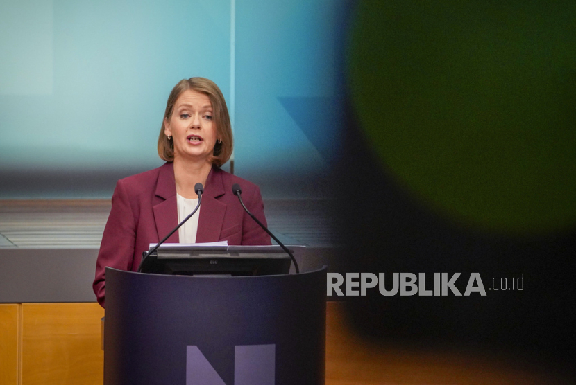 Gubernur Bank Sentral Ida Wolden Bache mengadakan konferensi pers terkait keputusan suku bunga Norges Bank, di Oslo, Norwegia, Kamis, 19 Juni 2025.