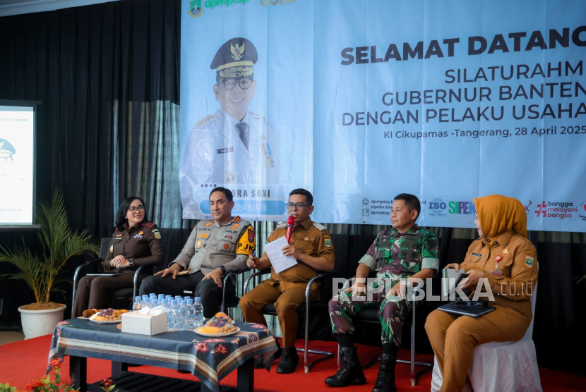 Gubernur Banten Andra Soni melakukan dialog dengan pelaku usaha di Kawasan Industri Pergudangan Cikupa Mas, Kabupaten Tangerang, Senin (28/4/2025). Ia menegaskan gairah dunia usaha harus dibangkitkan dan pemprov juga menggandeng pihak terkait dalam menekan kasus-kasus premanisme. 