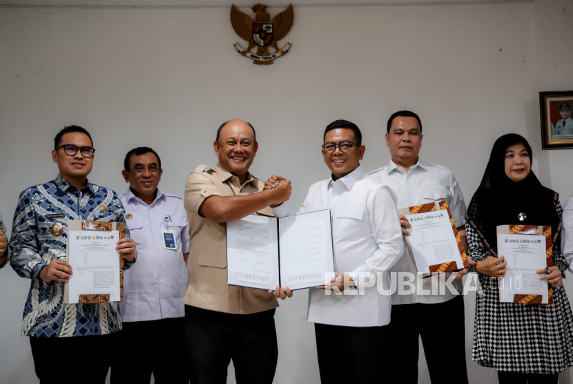 Gubernur Banten Andra Soni melakukan Rapat Koordinasi Dukungan Penyediaan Tanah untuk Pembangunan SPPG bersama Kepala Badan Gizi Nasional (BGN) Dadan Hindayana dan seluruh kepala daerah kabupaten/ kota se-Provinsi Banten di Aula Balai Latihan Kerja Industri (BLKI) Provinsi Banten, Senin (12/5/2025).