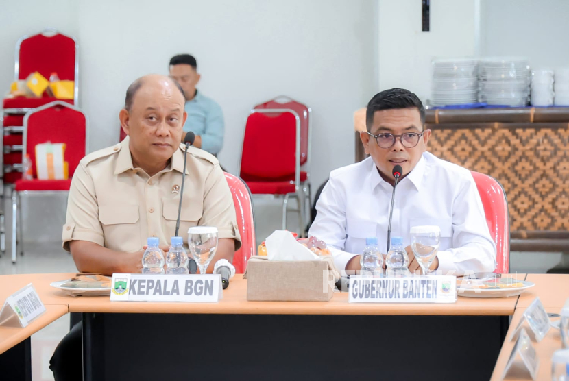Gubernur Banten Andra Soni melakukan Rapat Koordinasi Dukungan Penyediaan Tanah untuk Pembangunan SPPG bersama Kepala Badan Gizi Nasional (BGN) Dadan Hindayana dan seluruh kepala daerah kabupaten/ kota se-Provinsi Banten di Aula Balai Latihan Kerja Industri (BLKI) Provinsi Banten, Senin (12/5/2025).
