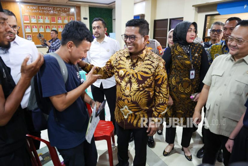 Gubernur Banten Andra Soni meminta masyarakat maupun perusahaan yang mobilnya beroperasi di Banten tapi nomor pelatnya masih luar Banten segera mutasikan kendaraannya. 