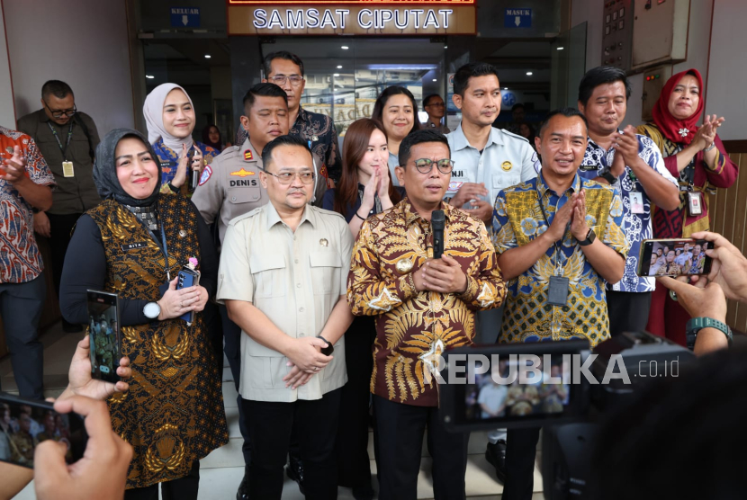 Gubernur Banten Andra Soni memperpanjang waktu pembebasan pokok dan sanksi Pajak Kendaraan Bermotor hingga 31 Oktober 2025. 