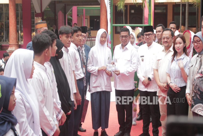 Gubernur Banten Andra Soni, Wakil Wali Kota Tangsel Pilar Saga, dan jajaran petinggi Pemprov Banten menghadiri penutupan MPLS di sebuah sekolah.