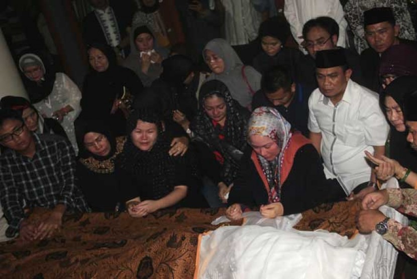 Gubernur Banten Atut Chosiyah (tengah) bersama keluarga besarnya berdoa di depan jenazah suaminya Hikmat Tomet, di Serang, Sabtu (9/11). 