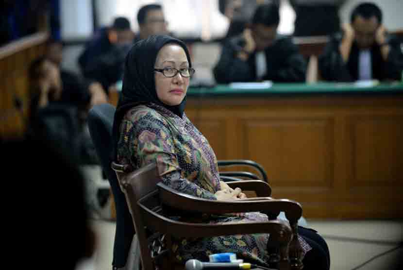 Gubernur Banten Non aktif dan juga terdakwa kasus dugaan suap sengketa Pilkada Lebak, Atut Chosiyah menjalani sidang vonis di Pengadilan Tipikor, Jakarta, Senin (1/9).