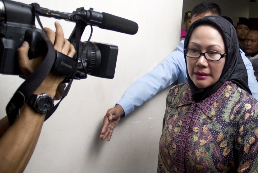 Gubernur Banten non aktif, Ratu Atut Chosiyah bersiap sebelum mengikuti sidang vonis di Pengadilan Tipikor, Jakarta Selatan, Senin (1/9).