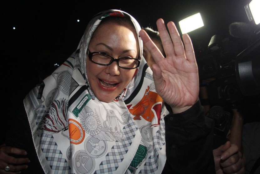 Gubernur Banten nonaktif Ratu Atut Choisiyah, keluar dari gedung KPK usai diperiksa oleh penyidik di Jakarta, Rabu (27/5).