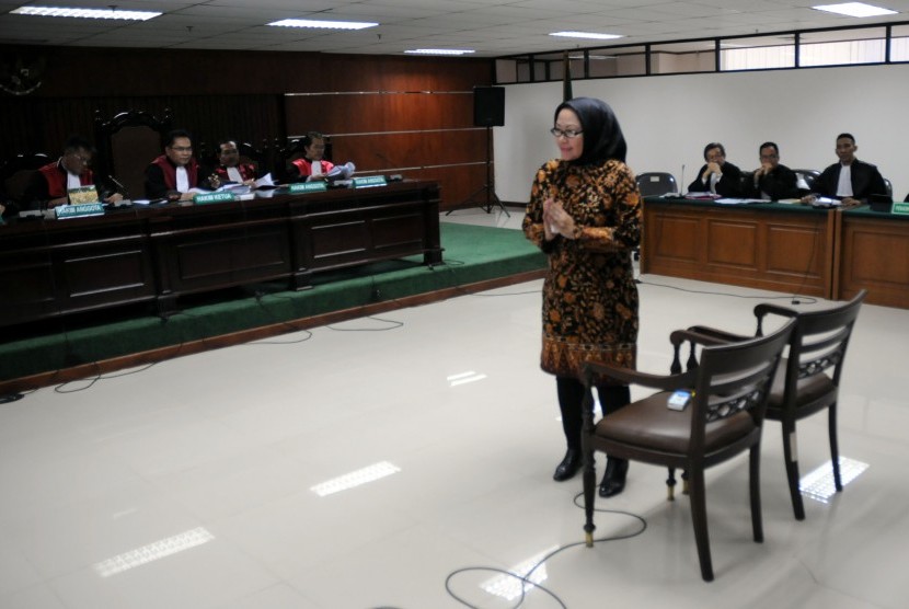 Gubernur Banten nonaktif, Ratu Atut Chosiyah (tengah) bersiap menjalani sidang kasus dugaan suap sengketa Pilkada Lebak, Banten di Pengadilan Tipikor, Jakarta, Kamis (24/7). Atut mengaku kepada majelis hakim bahwa dirinya pernah bertemu dengan Akil Mochtar