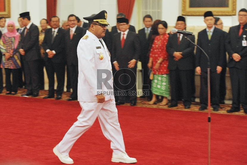 Gubernur Banten Rano Karno berjalan sebelum diambil sumpahnya saat acara pelantikan di Istana Negara, Rabu (12/8).