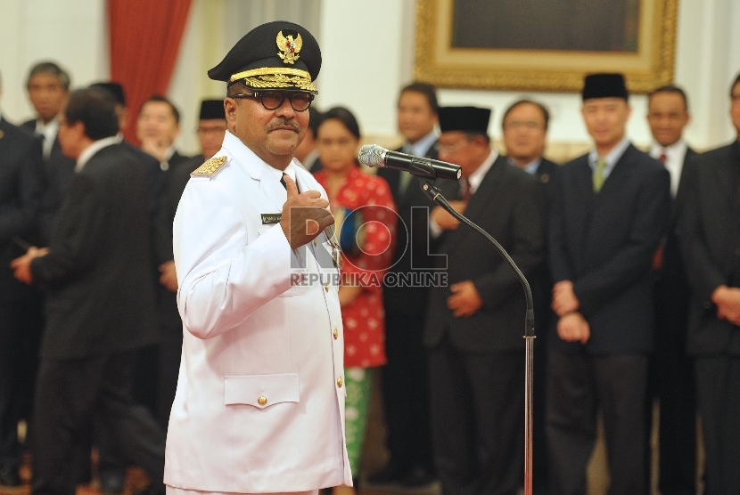 Gubernur Banten Rano Karno berpose untuk wartawan sebelum diambil sumpahnya saat acara pelantikan di Istana Negara, Rabu (12/8).