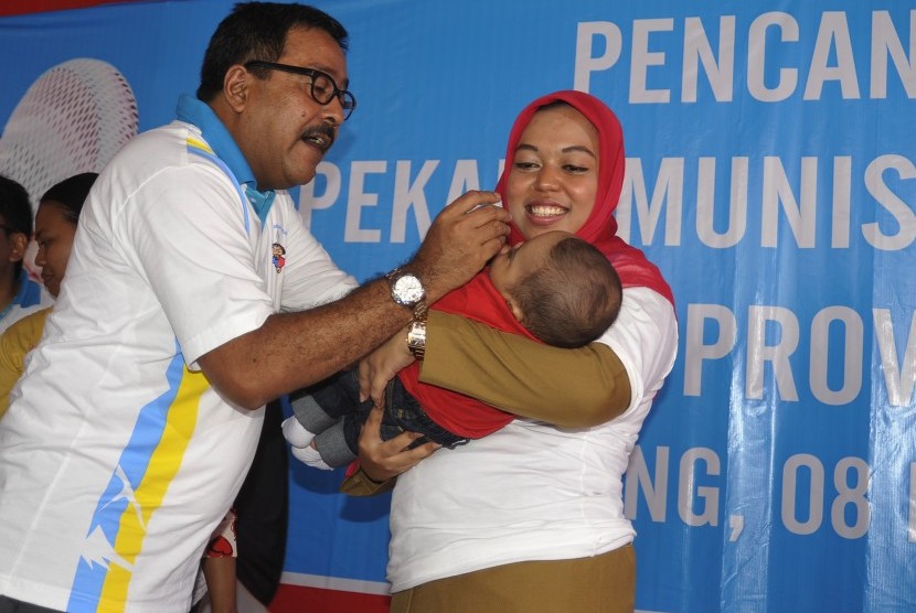 Gubernur Banten Rano Karno meneteskan vaksin polio pada balita di Posyanpin Banjar Agung, Cipocok, Serang, Banten, Selasa (8/3). 