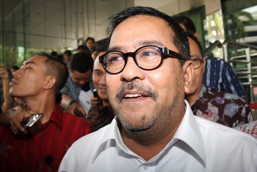 Gubernur Banten Rano Karno menjawab pertanyaan wartawan usai menjalani pemeriksaaan penyidik KPK di Gedung KPK, Jakarta, Jumat (22/1). 