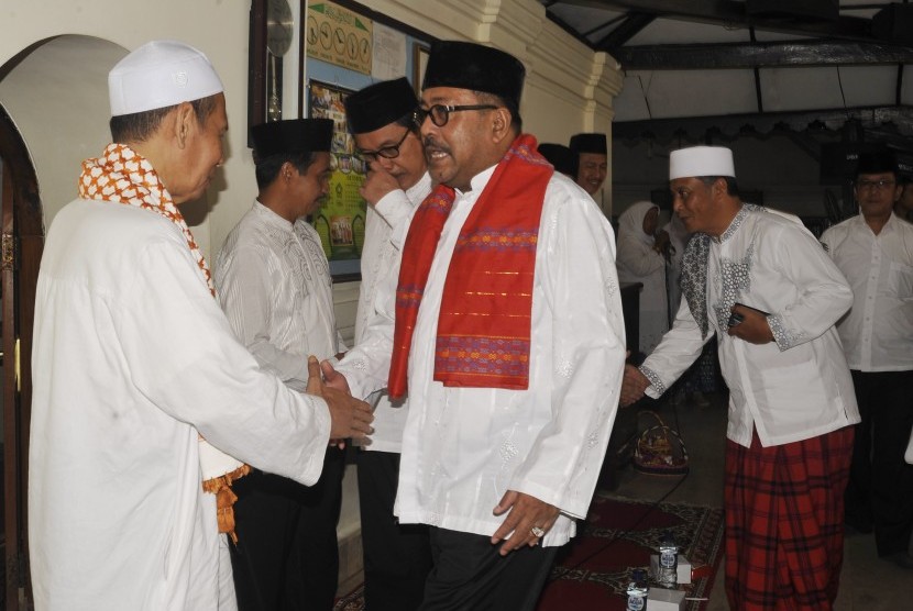 Gubernur Banten Rano Karno (tengah) menyalami sesepuh Kesultanan Banten KH Fathul Adzim (kiri) saat berziarah di komplek makam Raja-raja Kesultanan Banten di Serang, Banten, Senin (3/10).