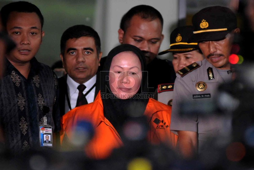  Gubernur Banten Ratu Atut Chosiyah menggunakan rompi tahanan usai pemeriksaan di Gedung KPK, Jakarta, Jumat (20/12).   (Republika/ Wihdan Hidayat)