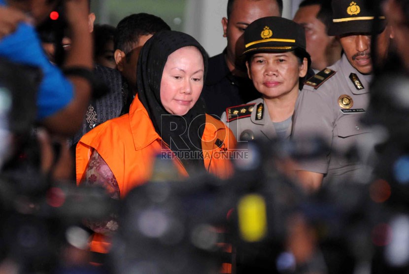  Gubernur Banten Ratu Atut Chosiyah menggunakan rompi tahanan usai pemeriksaan di Gedung KPK, Jakarta, Jumat (20/12).   (Republika/ Wihdan Hidayat)
