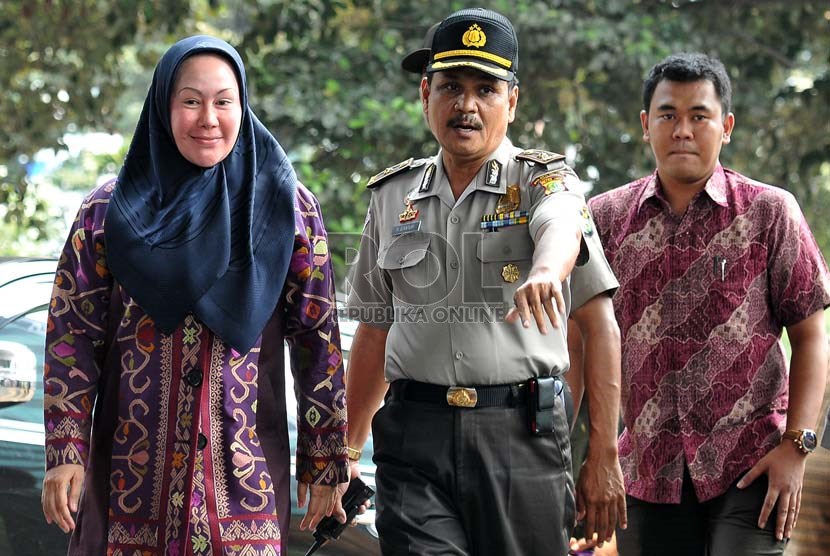   Gubernur Banten Ratu Atut Chosiyah saat tiba di gedung KPK untuk memenuhi panggilan KPK di Jakarta, Jumat (11/10).     (Republika/Prayogi)