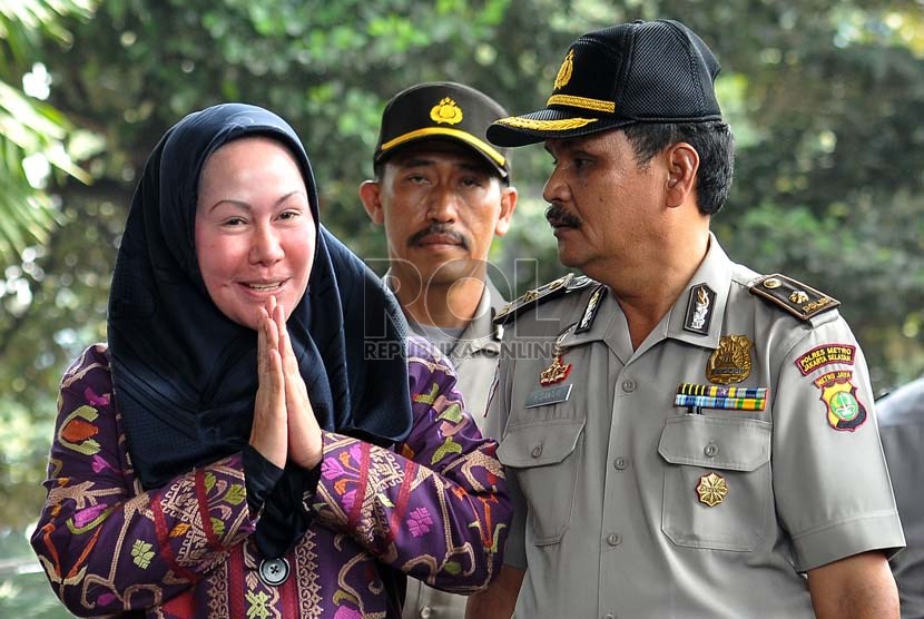 Banten governor Ratu Atut Chosiyah arrives at KPK's building in Jakarta on Friday, October 11, 2013.     (Republika/Prayogi)