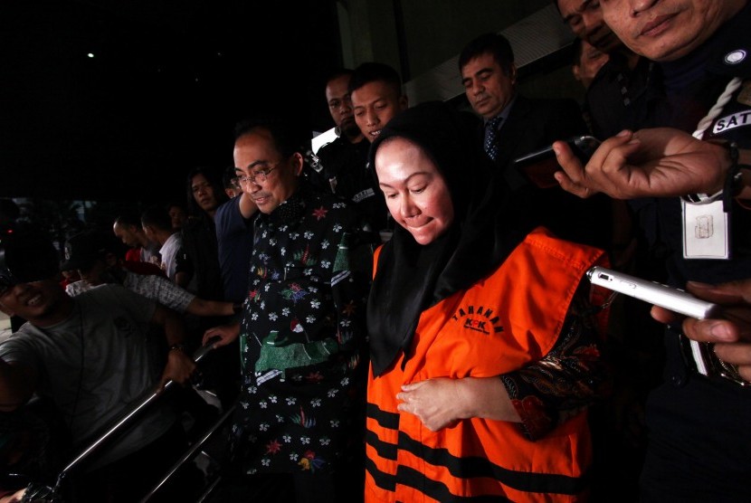 Gubernur Banten Ratu Atut Chosiyah seusai menjalani panggilan pemeriksaan ,di gedung KPK, Jakarta, Jumat (27/12).