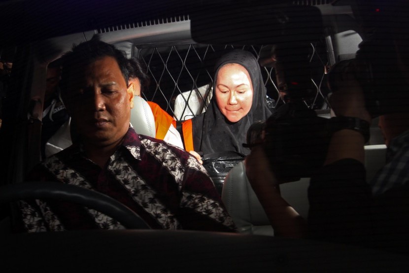 Gubernur Banten Ratu Atut Chosiyah seusai menjalani panggilan pemeriksaan ,di gedung KPK, Jakarta, Jumat (27/12).
