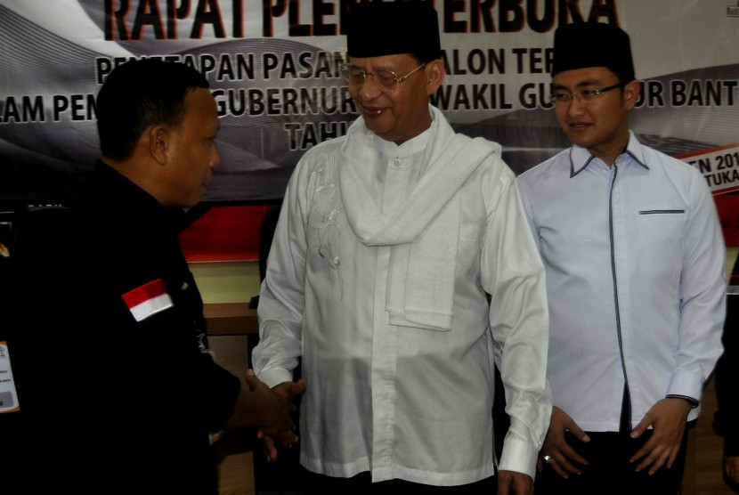 Gubernur Banten Wahidin Halim (tengah) 
