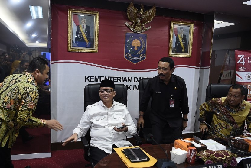 Gubernur Banten Wahidin Halim (kedua kiri) menyapa Wali Kota Tangerang Arief Wismanyah (kiri) disaksikan Sekjen Kemendagri Hadi Prabowo (kedua kanan) dan Sekjen Kemenkum HAM Bambang Rantam Sariwanto (kanan).