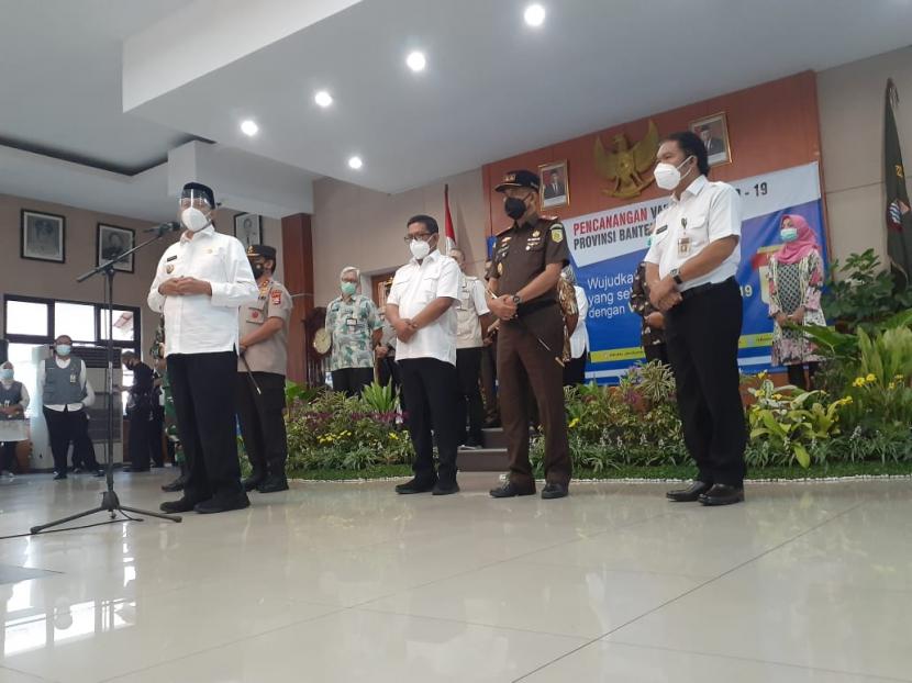 Gubernur Banten Wahidin Halim (paling depan) dalam konferensi pers terkait pelaksanaan vaksinasi perdana di Banten yang digelar di Pendopo Bupati Tangerang, Kamis (14/1/2021).