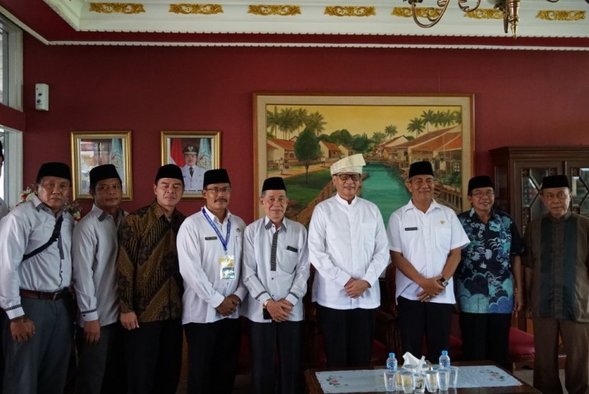 Gubernur Banten Wahidin Halim saat bertemu dengan kafilah Seleksi Tilawah Quran Hadits (STQH) di Pontianak, Kalimantan Barat, Rabu (3/7). 