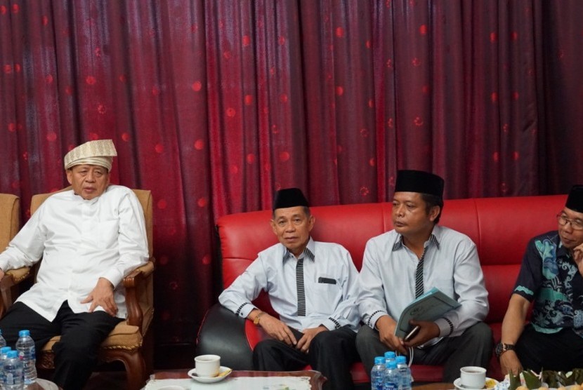 Gubernur Banten Wahidin Halim saat bertemu dengan kafilah Seleksi Tilawah Quran Hadits (STQH) di Pontianak, Kalimantan Barat, Rabu (3/7).
