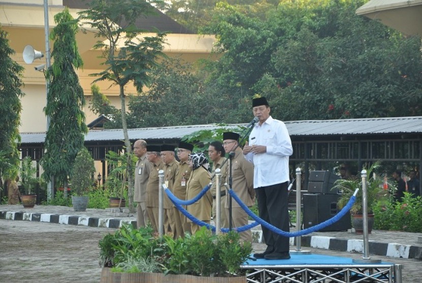 Gubernur Banten Wahidin Halim saat menghadiri apel sekaligus halalbihalal Idul Fitri 1440 H, bersama Jajaran Pegawai di Pemprov Banten, di Lapangan Setda Provinsi Banten, Kota Serang, Senin (10/6).