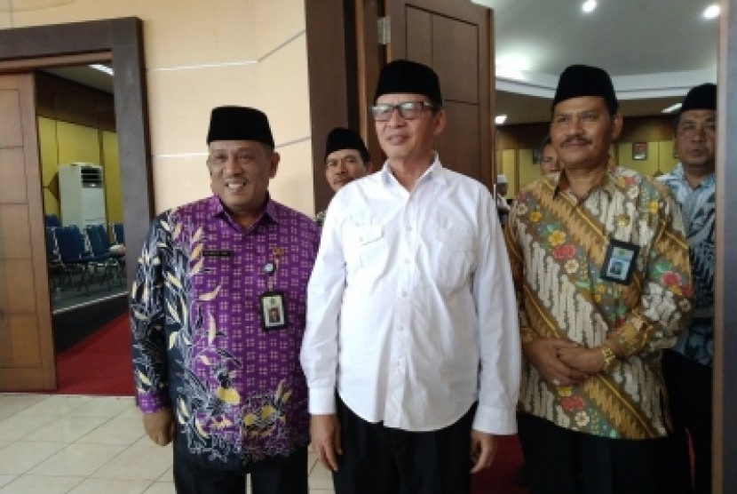 Gubernur Banten Wahidin Halim (tengah) saat diwawancarai terkait Tradisi Seba Badui yang akan digelar 4 Mei 2019, Kamis (25/4).