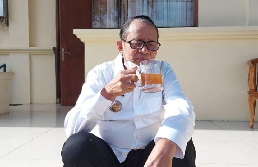  Gubernur Banten Wahidin Halim (WH)  berjemur sambil menikmati minuman herbal jahe merah.