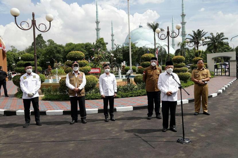 Gubernur Banten Wahidin Halim (WH) dan Wakil Gubernur Andika Hazrumy mendampingi Wakil Presiden KH Ma
