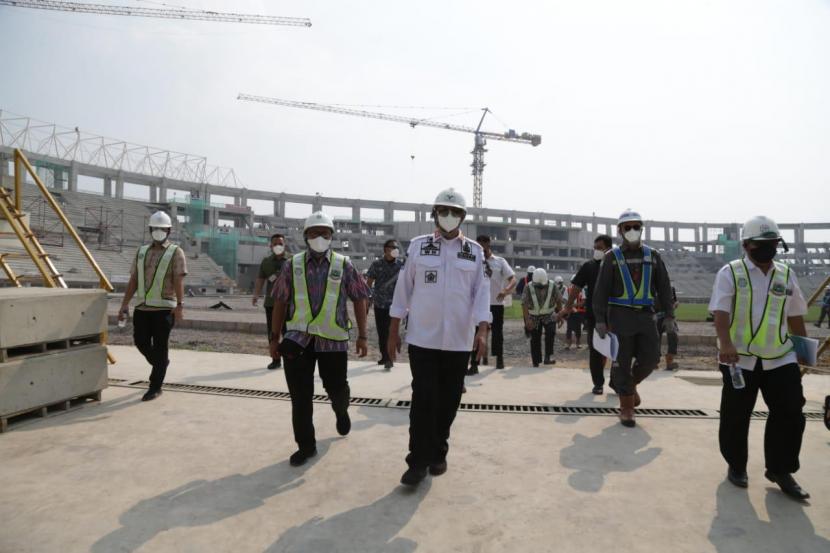 Gubernur Banten Wahidin Halim (WH) optimistis Pembangunan Stadion Sepak Bola di Kawasan Sport Center Provinsi Banten bakal selesai pada bulan Desember 2021