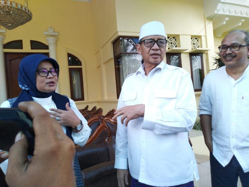 Gubernur Banten Wahidin Halim usai memberikan keterangan pers terkait empat warganya yang terjangkit covid-19 atau virus corona di Rumah Dinas Gubernur Banten, Kota Serang, Jumat (13/3).(Republika/Alkhaledi )