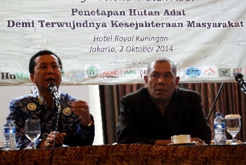   Gubernur Bengkulu Junaidi Hamsyah (kiri).