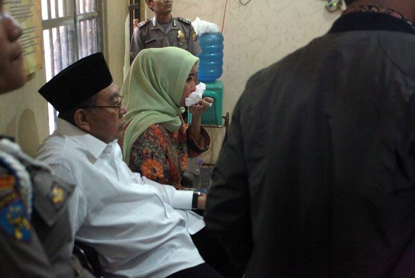Gubernur Bengkulu non aktif Ridwan Mukti (kiri) besama istri Lily Martiani Maddari (kedua kiri) berada di ruang tunggu tahanan Mapolda Bengkulu, Senin (18/9). 