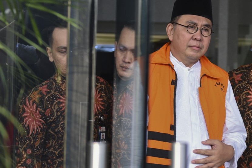 Gubernur Bengkulu nonaktif Ridwan Mukti berjalan menuju mobil tahanan seusai diperiksa di gedung KPK, Jakarta, Jumat (7/7). 