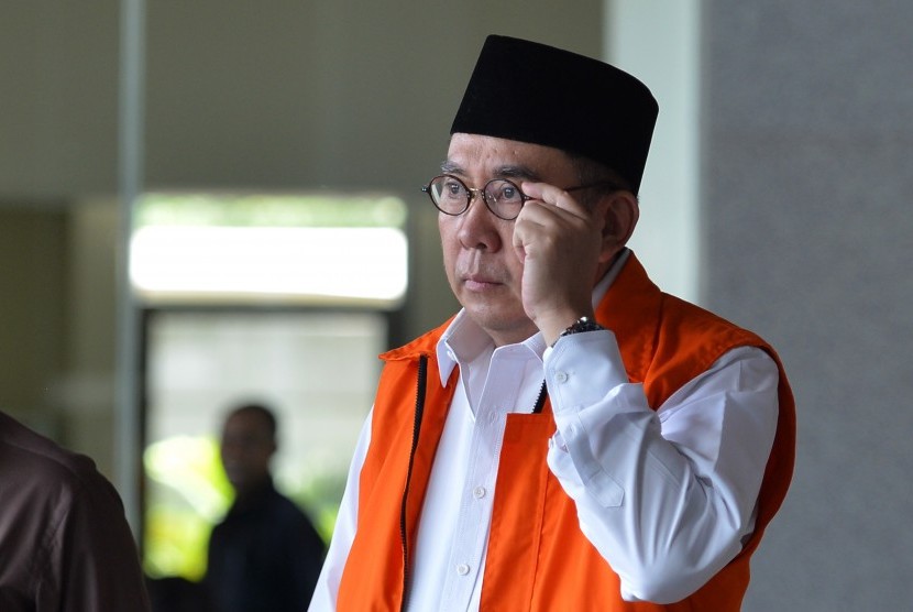 Gubernur Bengkulu nonaktif Ridwan Mukti meninggalkan Gedung KPK seusai menjalani pemeriksaan di Jakarta, Senin (18/9). 
