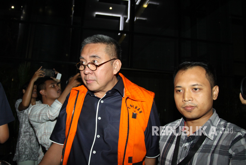 Gubernur Bengkulu nonaktif Ridwan Mukti (tengah) berjalan menuju mobil tahanan seusai diperiksa di gedung KPK, Jakarta, Kamis (20/7).