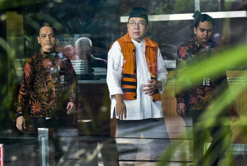Gubernur Bengkulu nonaktif Ridwan Mukti (tengah)