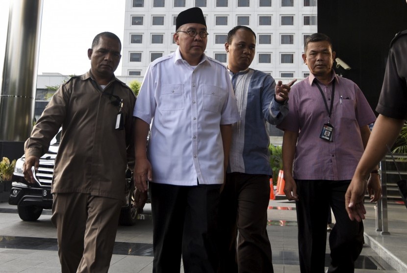 Gubernur Bengkulu Ridwan Mukti (kedua kiri) dikawal petugas KPK saat diamankan ke gedung KPK, Jakarta, Selasa (20/6). 