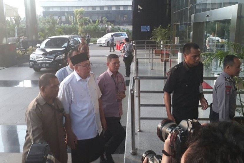 Gubernur Bengkulu Ridwan Mukti yang terjaring dalam Operasi Tangkap Tangan (OTT) oleh Komisi Pemberantasan Korupsi (KPK) tiba di kantor KPK, Kuningan, Jakarta Selatan, Selasa (20/6).